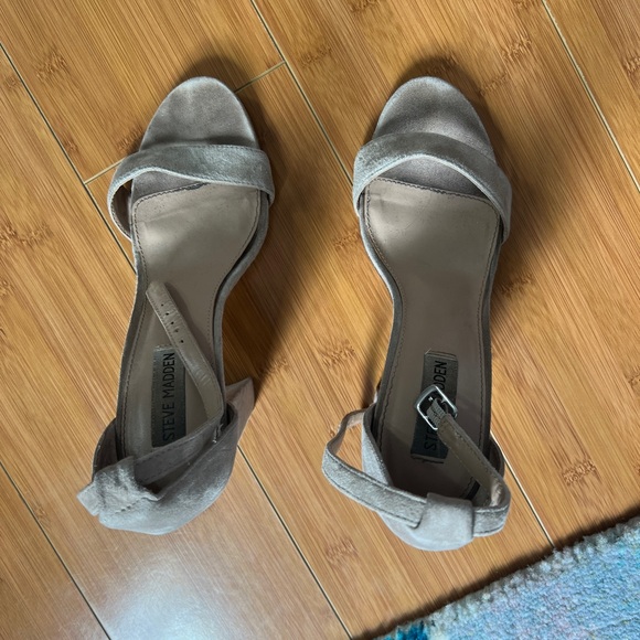 Steve Madden Cream Heels - Picture 4 of 6